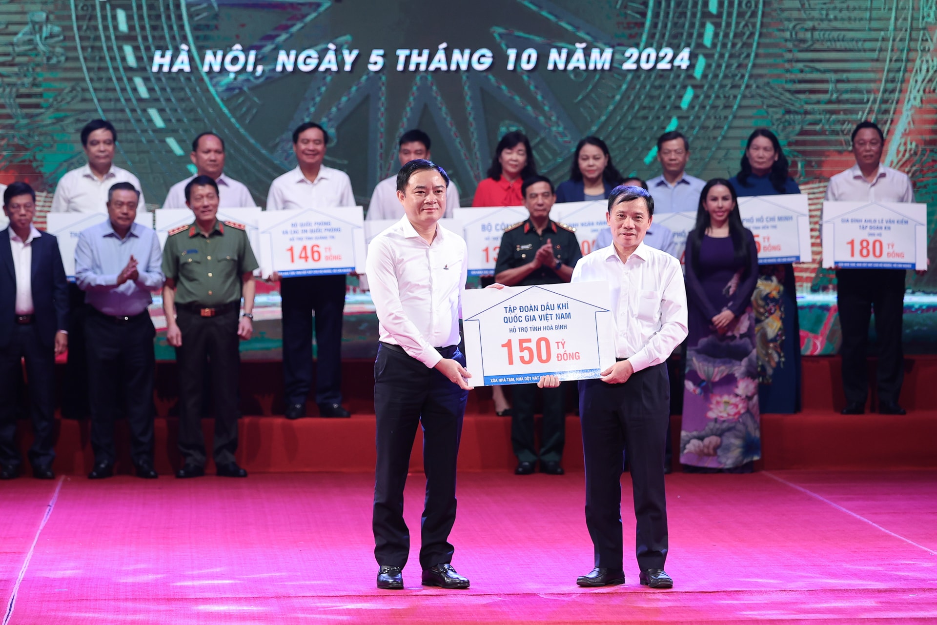 Thủ tướng: Xóa hết nhà tạm, nhà dột nát để không ai bị bỏ lại phía sau trong kỷ nguyên vươn mình của dân tộc- Ảnh 6. Thủ tướng: Xóa hết nhà tạm, nhà dột nát để không ai bị bỏ lại phía sau trong kỷ nguyên vươn mình của dân tộc- Ảnh 6.