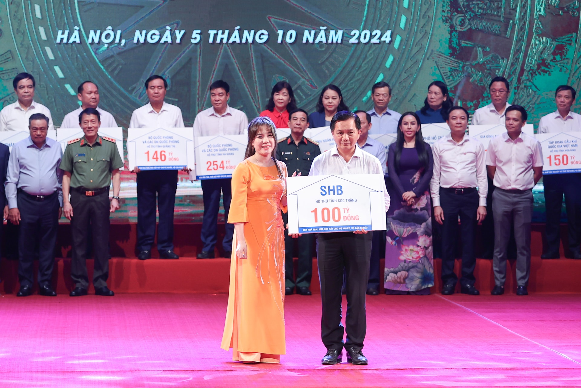 Thủ tướng: Xóa hết nhà tạm, nhà dột nát để không ai bị bỏ lại phía sau trong kỷ nguyên vươn mình của dân tộc- Ảnh 7. Thủ tướng: Xóa hết nhà tạm, nhà dột nát để không ai bị bỏ lại phía sau trong kỷ nguyên vươn mình của dân tộc- Ảnh 7.
