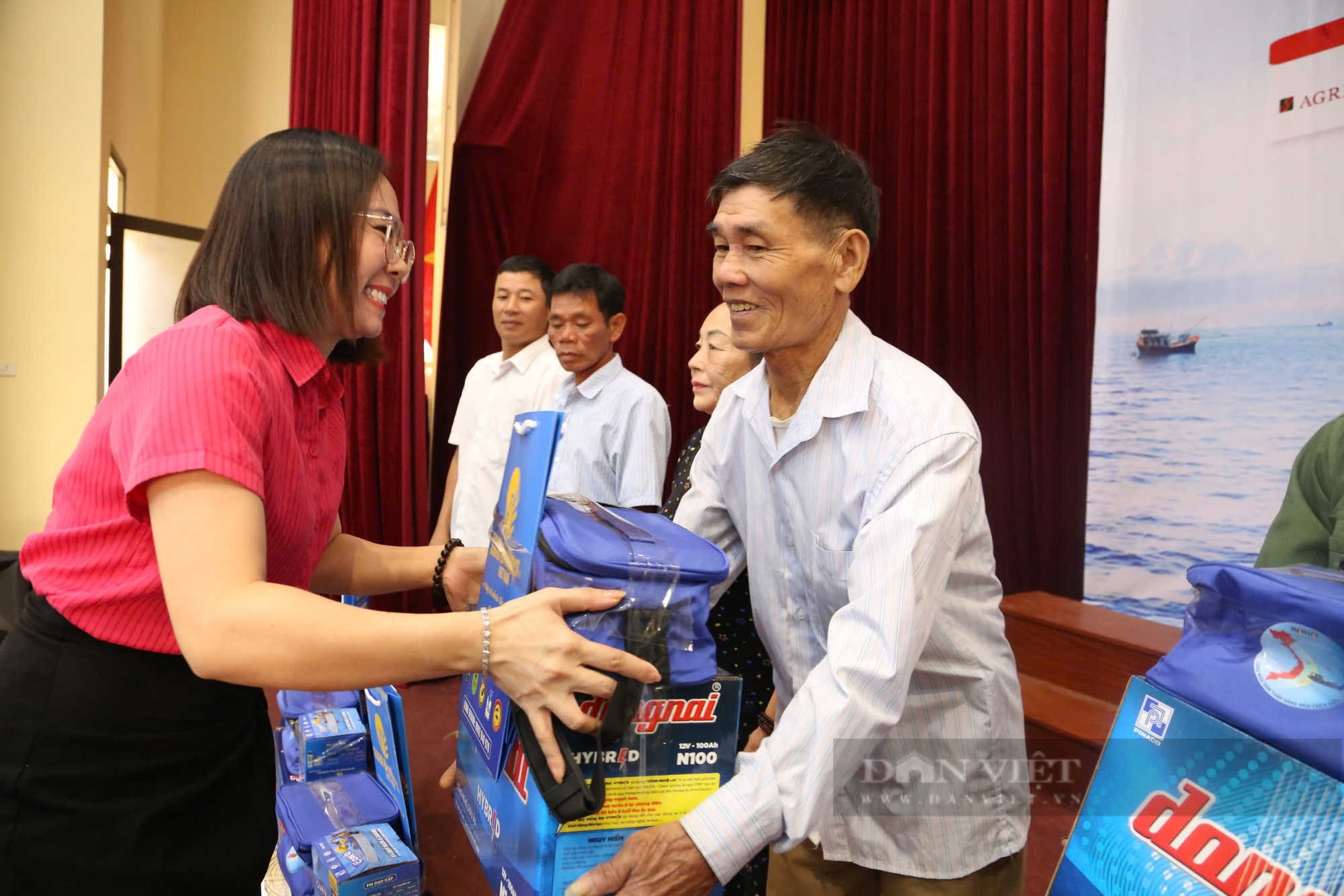 “Cùng ngư dân thắp sáng đèn trên biển”, khơi dậy tình yêu chủ quyền biển, đảo của ngư dân Hà Tĩnh- Ảnh 2. “Cùng ngư dân thắp sáng đèn trên biển”, khơi dậy tình yêu chủ quyền biển, đảo của ngư dân Hà Tĩnh- Ảnh 2.