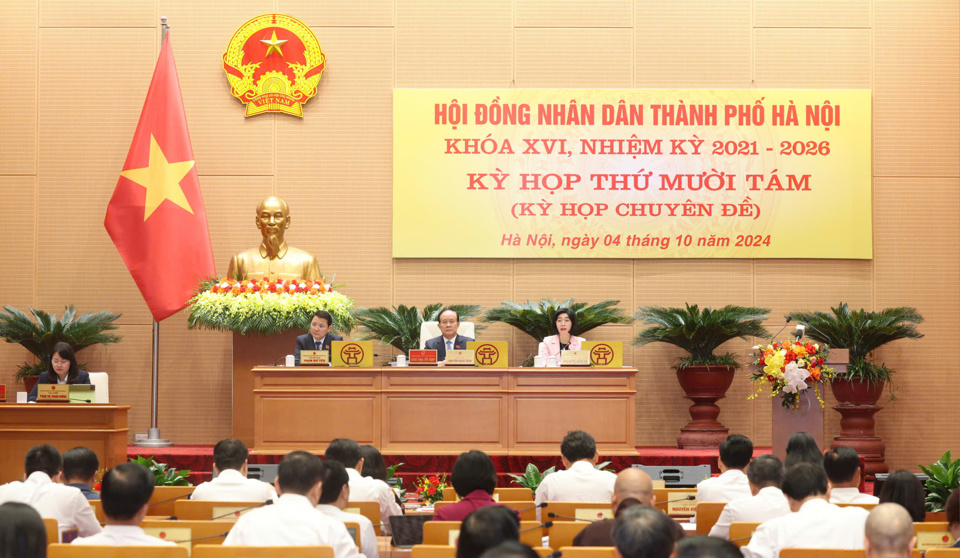 Chủ tọa kỳ họp điều hành phiên làm việc sáng 4/10