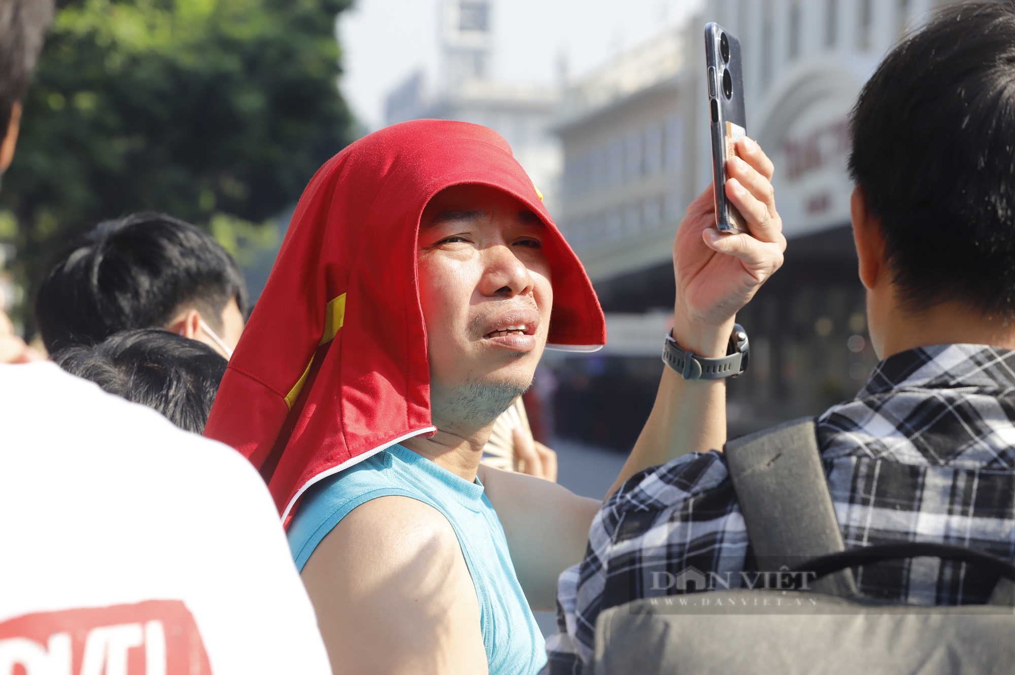 Người dân vỡ òa cảm xúc khi đoàn diễu hành đi ngang qua các tuyến phố Thủ đô- Ảnh 8. Người dân vỡ òa cảm xúc khi đoàn diễu hành đi ngang qua các tuyến phố Thủ đô- Ảnh 8.