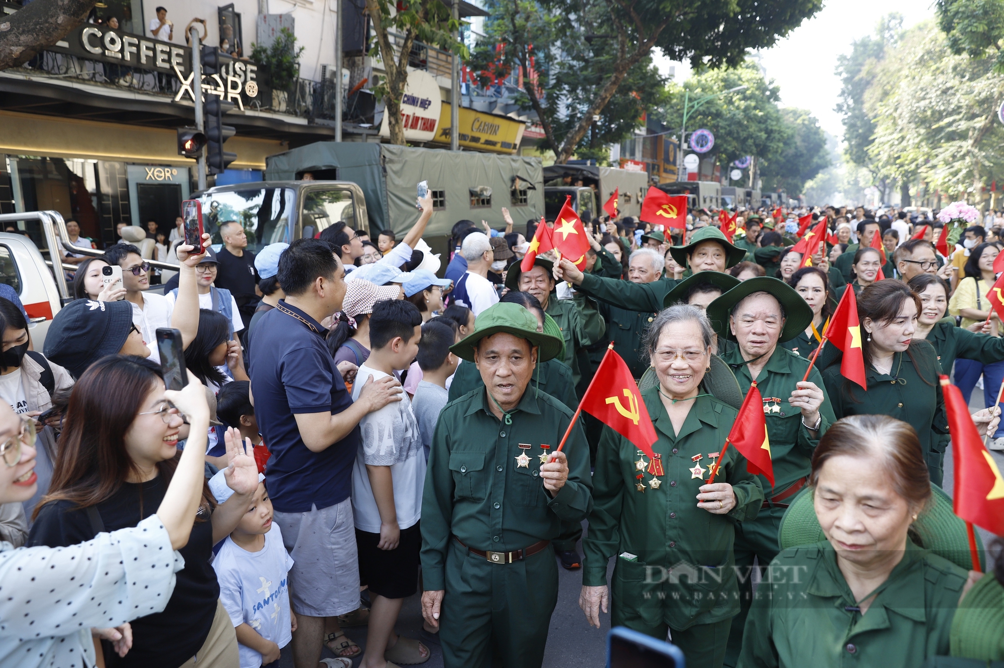 Người dân vỡ òa cảm xúc khi đoàn diễu hành đi ngang qua các tuyến phố Thủ đô- Ảnh 10. Người dân vỡ òa cảm xúc khi đoàn diễu hành đi ngang qua các tuyến phố Thủ đô- Ảnh 10.