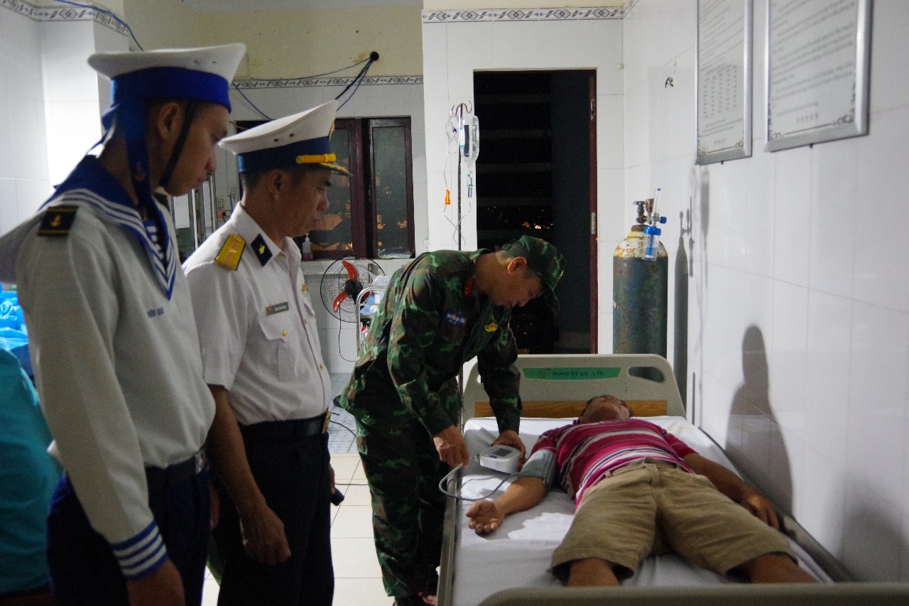 Trung tâm Y tế thị trấn Trường Sa cấp cứu ngư dân Phú Yên bị đột quỵ - Ảnh 2. Trung tâm Y tế thị trấn Trường Sa cấp cứu ngư dân Phú Yên bị đột quỵ - Ảnh 2.