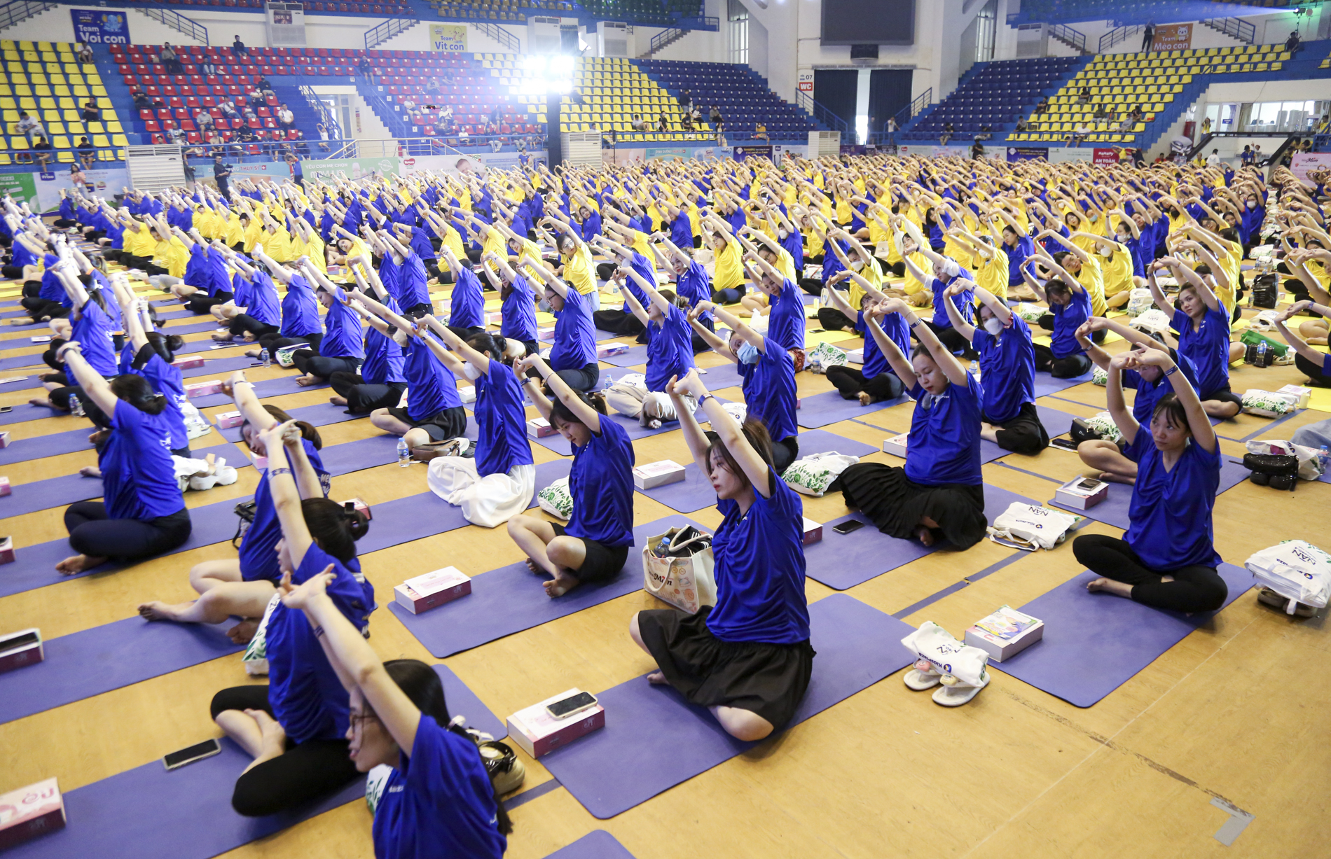 Gần 1.000 mẹ bầu ở Hà Nội đồng diễn Yoga gây mãn nhãn- Ảnh 3. Gần 1.000 mẹ bầu ở Hà Nội đồng diễn Yoga gây mãn nhãn- Ảnh 3.