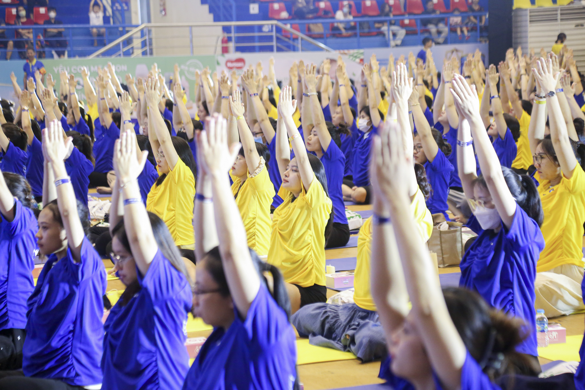 Gần 1.000 mẹ bầu ở Hà Nội đồng diễn Yoga gây mãn nhãn- Ảnh 4. Gần 1.000 mẹ bầu ở Hà Nội đồng diễn Yoga gây mãn nhãn- Ảnh 4.