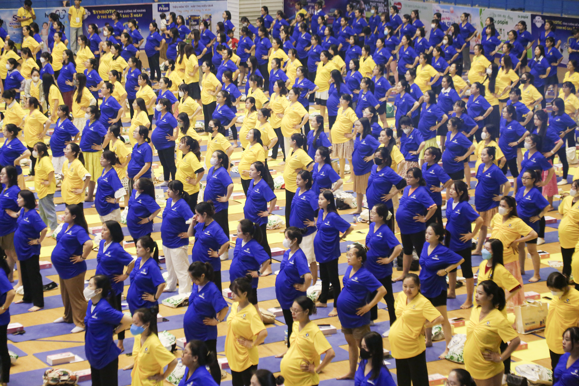 Gần 1.000 mẹ bầu ở Hà Nội đồng diễn Yoga gây mãn nhãn- Ảnh 5. Gần 1.000 mẹ bầu ở Hà Nội đồng diễn Yoga gây mãn nhãn- Ảnh 5.