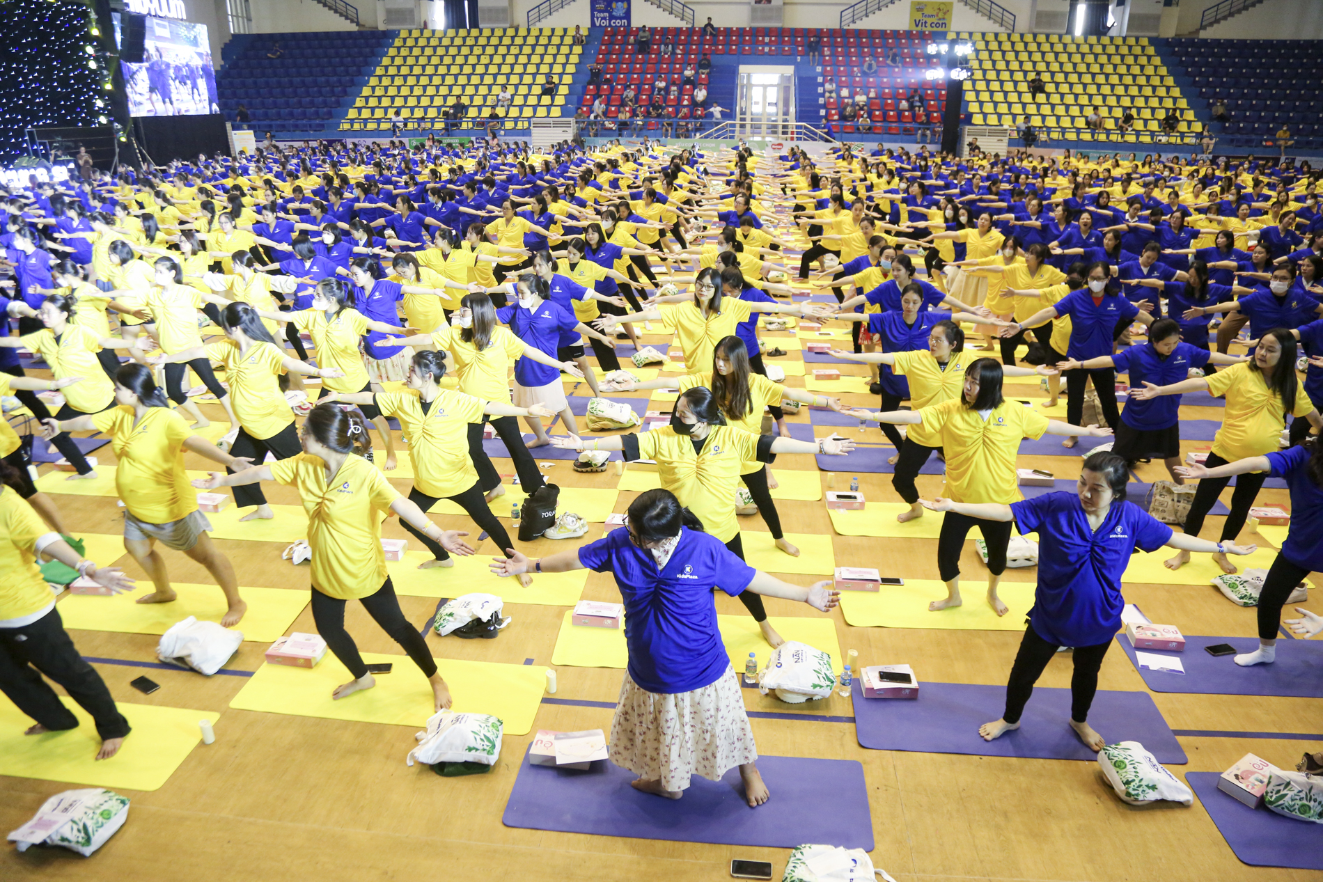 Gần 1.000 mẹ bầu ở Hà Nội đồng diễn Yoga gây mãn nhãn- Ảnh 6. Gần 1.000 mẹ bầu ở Hà Nội đồng diễn Yoga gây mãn nhãn- Ảnh 6.
