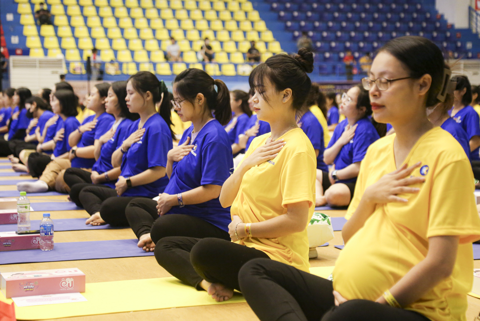 Gần 1.000 mẹ bầu ở Hà Nội đồng diễn Yoga gây mãn nhãn- Ảnh 7. Gần 1.000 mẹ bầu ở Hà Nội đồng diễn Yoga gây mãn nhãn- Ảnh 7.