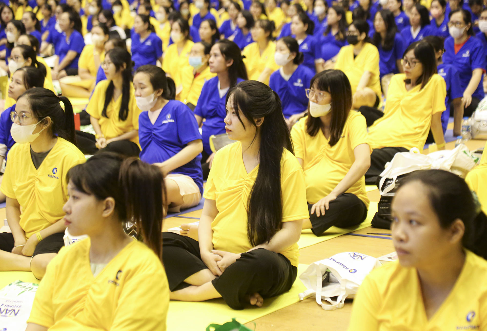 Gần 1.000 mẹ bầu ở Hà Nội đồng diễn Yoga gây mãn nhãn- Ảnh 8. Gần 1.000 mẹ bầu ở Hà Nội đồng diễn Yoga gây mãn nhãn- Ảnh 8.