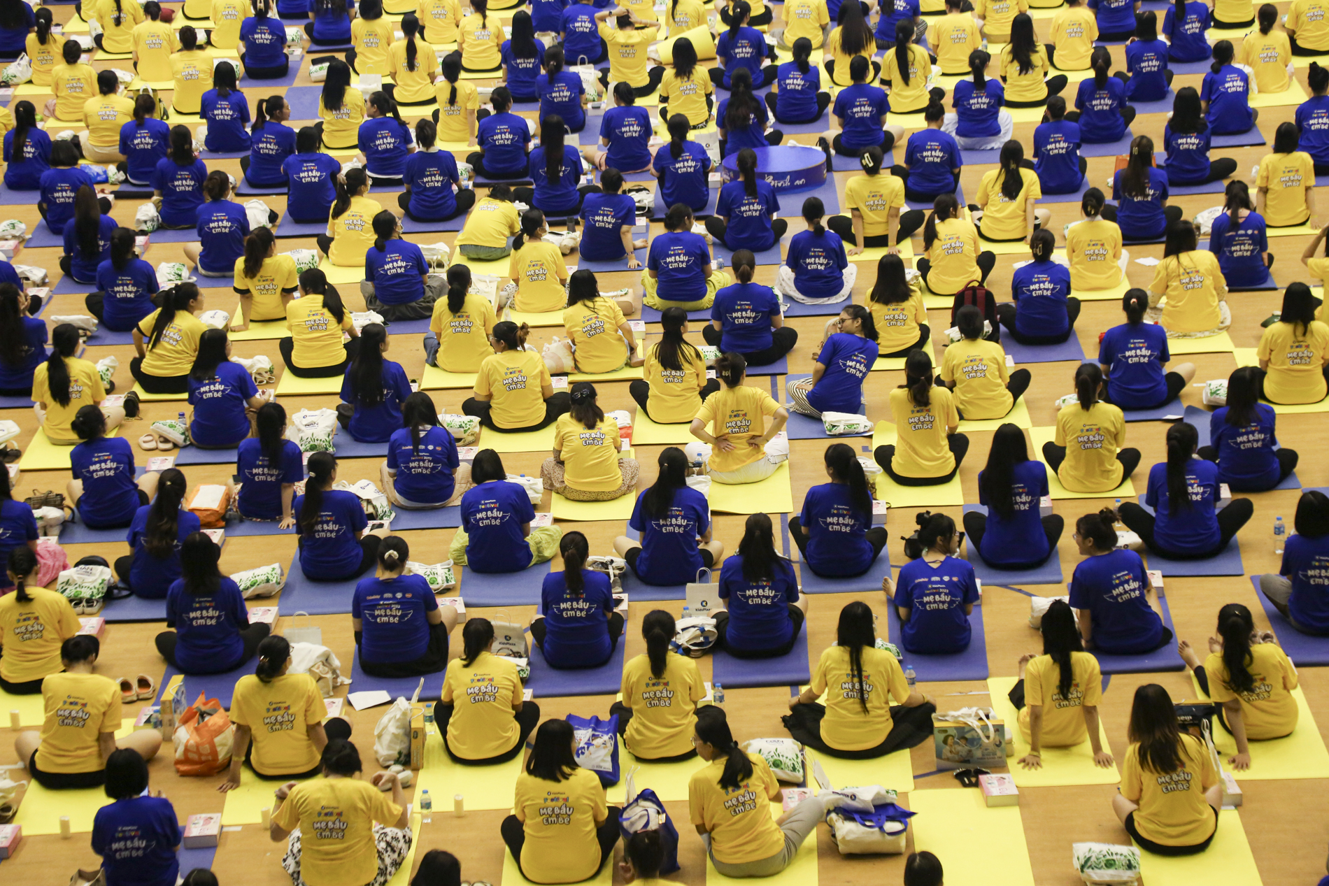 Gần 1.000 mẹ bầu ở Hà Nội đồng diễn Yoga gây mãn nhãn- Ảnh 11. Gần 1.000 mẹ bầu ở Hà Nội đồng diễn Yoga gây mãn nhãn- Ảnh 11.