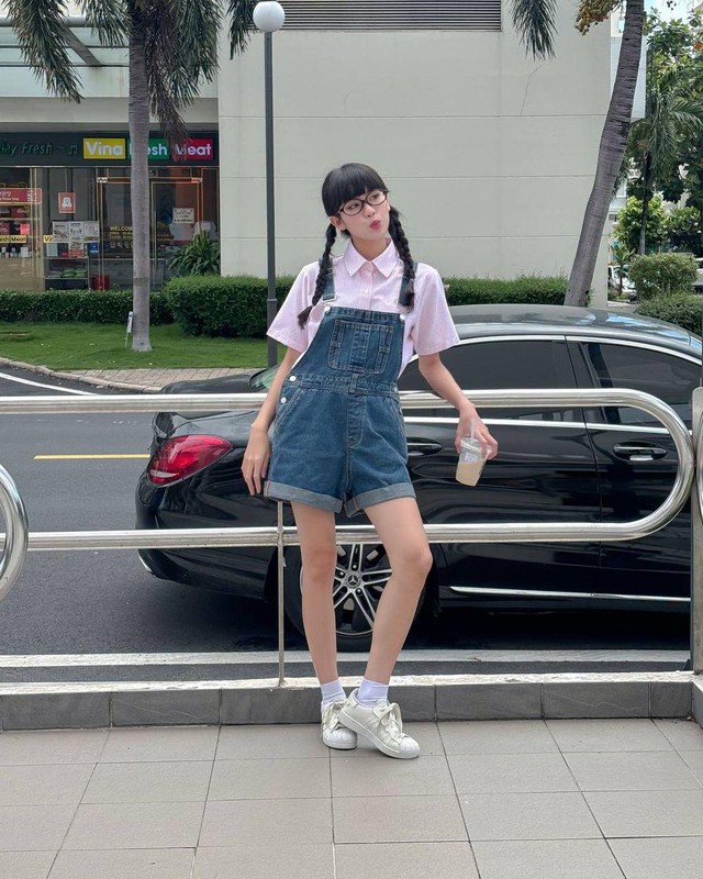 Bí quyết diện đồ năng động với yếm denim- Ảnh 2. Bí quyết diện đồ năng động với yếm denim- Ảnh 2.