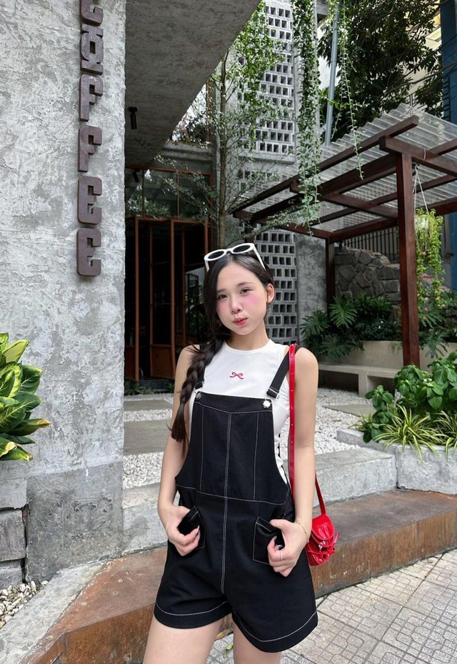 Bí quyết diện đồ năng động với yếm denim- Ảnh 4. Bí quyết diện đồ năng động với yếm denim- Ảnh 4.