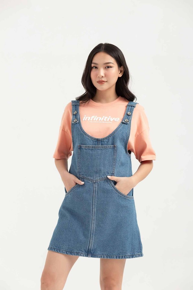 Bí quyết diện đồ năng động với yếm denim- Ảnh 9. Bí quyết diện đồ năng động với yếm denim- Ảnh 9.