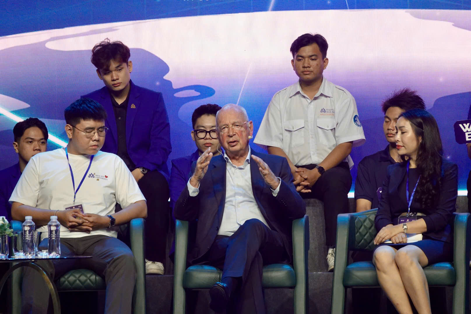 Chủ tịch Diễn đàn kinh tế thế giới: 'Hãy dạy người trẻ cách tiếp cận kiến thức'- Ảnh 3. Chủ tịch Diễn đàn kinh tế thế giới: 'Hãy dạy người trẻ cách tiếp cận kiến thức'- Ảnh 3.