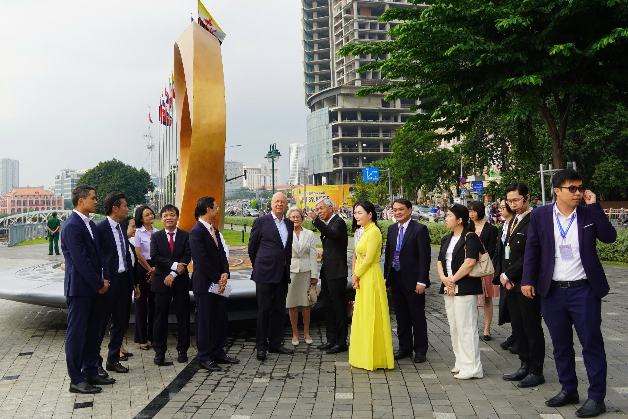 Chủ tịch Diễn đàn kinh tế thế giới: 'Hãy dạy người trẻ cách tiếp cận kiến thức'- Ảnh 4. Chủ tịch Diễn đàn kinh tế thế giới: 'Hãy dạy người trẻ cách tiếp cận kiến thức'- Ảnh 4.