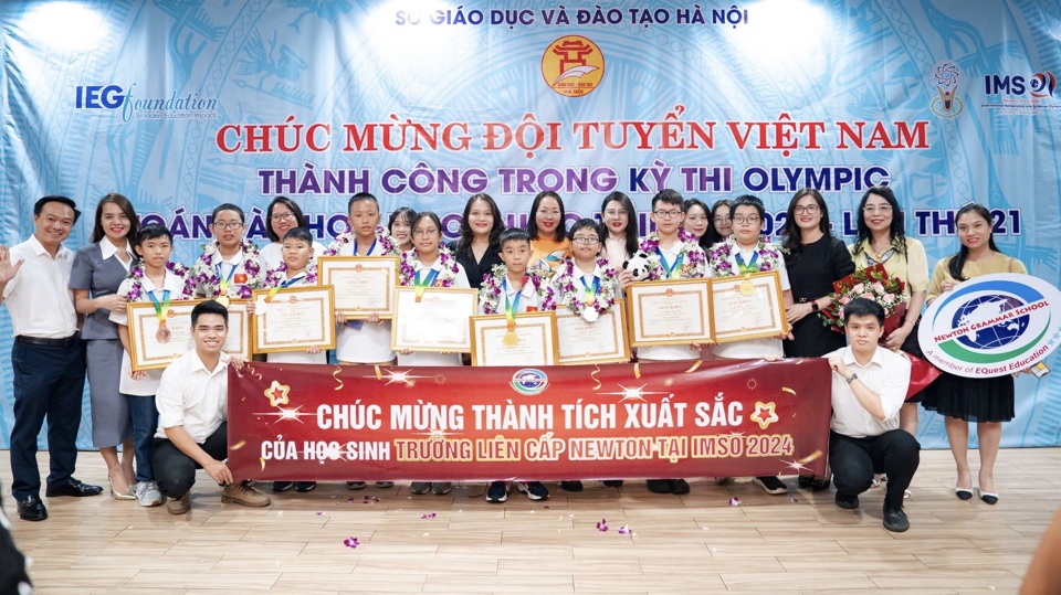 Lãnh đạo và thầy cô Trường Newton chúc mừng đoàn học sinh chiến thắng trở về từ kỳ thi IMSO 2024