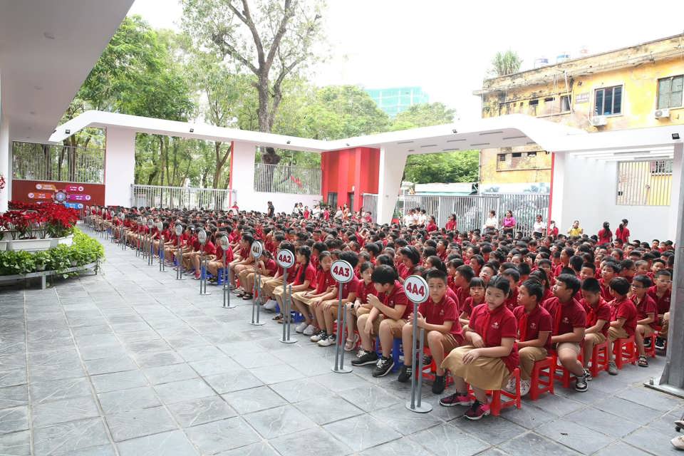 Công trình trường Tiểu học Ái Mộ A, một trong những công trình chào mừng kỷ niệm 70 năm Ngày Giải phóng Thủ đô (10/10/1954 - 10/10/2024) của quận Long Biên được khánh thành đúng dịp khai giảng năm học mới 2024 - 2025.