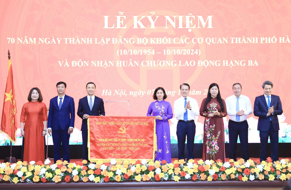 Các đồng chí lãnh đạo TP Hà Nội trao Bức trướng của Ban Chấp hành Đảng bộ TP Hà Nội tặng Đảng bộ Khối các cơ quan TP.