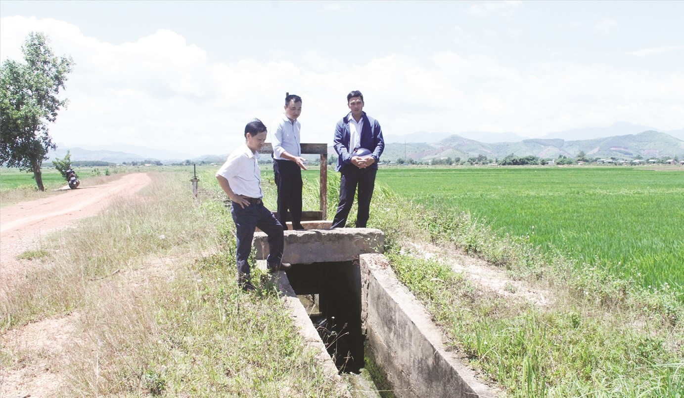 Hệ thống kênh dẫn đưa nước đến chân ruộng Hệ thống kênh dẫn đưa nước đến chân ruộng