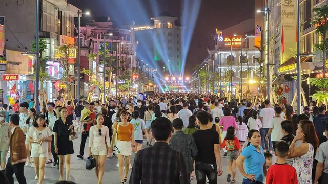 4 khu phố đi bộ nổi tiếng tại Việt Nam mà bạn không nên bỏ lỡ- Ảnh 3. 4 khu phố đi bộ nổi tiếng tại Việt Nam mà bạn không nên bỏ lỡ- Ảnh 3.