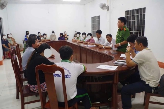 Nam sinh lớp 8 bị 'đánh hội đồng': Đình chỉ học tập 1 năm với 8 em- Ảnh 2. Nam sinh lớp 8 bị 'đánh hội đồng': Đình chỉ học tập 1 năm với 8 em- Ảnh 2.