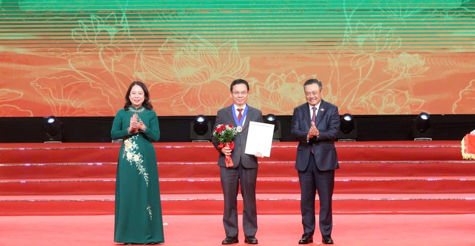Phó Chủ tịch nước Võ Thị Ánh Xuân và Chủ tịch UBND TP Hà Nội Trần Sỹ Thanh trao danh hiệu "Công dân Thủ đô ưu tú" năm 2024 tặng Giáo sư, Tiến sĩ Kinh tế, Giảng viên cao cấp, Nhà giáo Nhân dân Hoàng Văn Cường, nguyên Phó Hiệu trưởng Trường Đại học Kinh tế Quốc dân