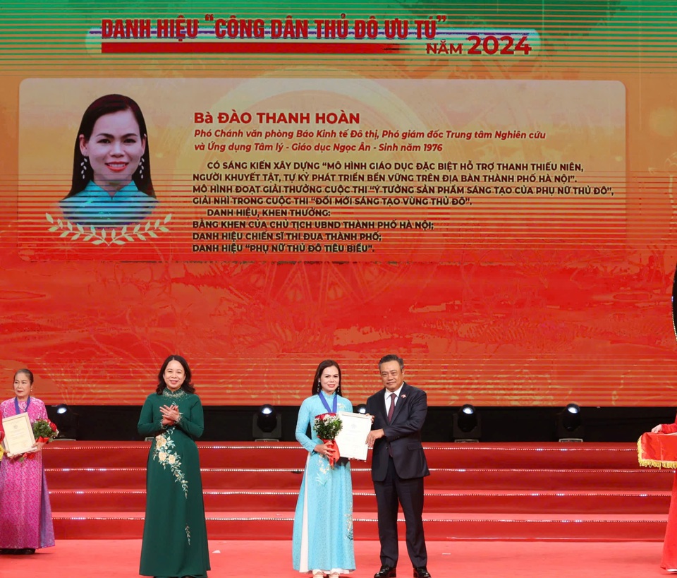 Phó Chủ tịch nước Võ Thị Ánh Xuân và Chủ tịch UBND TP Hà Nội Trần Sỹ Thanh trao danh hiệu "Công dân Thủ đô ưu tú" năm 2024 tặng bà Đào Thanh Hoàn, Phó Chánh văn phòng Báo Kinh tế & Đô thị, Phó giám đốc Trung tâm Nghiên cứu và Ứng dụng tâm lý - giáo dục Ngọc Ân
