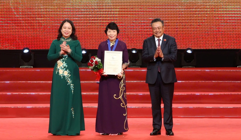 Phó Chủ tịch nước Võ Thị Ánh Xuân và Chủ tịch UBND TP Hà Nội Trần Sỹ Thanh trao danh hiệu "Công dân Thủ đô ưu tú" năm 2024 tặng Tiến sĩ Dương Thị Thanh Mai, Chuyên gia pháp luật, nguyên Viện trưởng Viện Khoa học pháp lý - Bộ Tư pháp, Trưởng nhóm Chuyên gia sửa đổi Luật Thủ đô