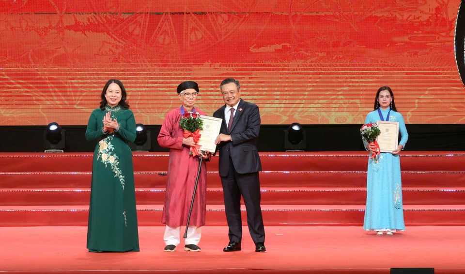 Phó Chủ tịch nước Võ Thị Ánh Xuân và Chủ tịch UBND TP Hà Nội Trần Sỹ Thanh trao danh hiệu "Công dân Thủ đô ưu tú" năm 2024 tặng ông Hoàng Quốc Hải, Hội viên Hội Liên hiệp Văn học - Nghệ thuật Hà Nội