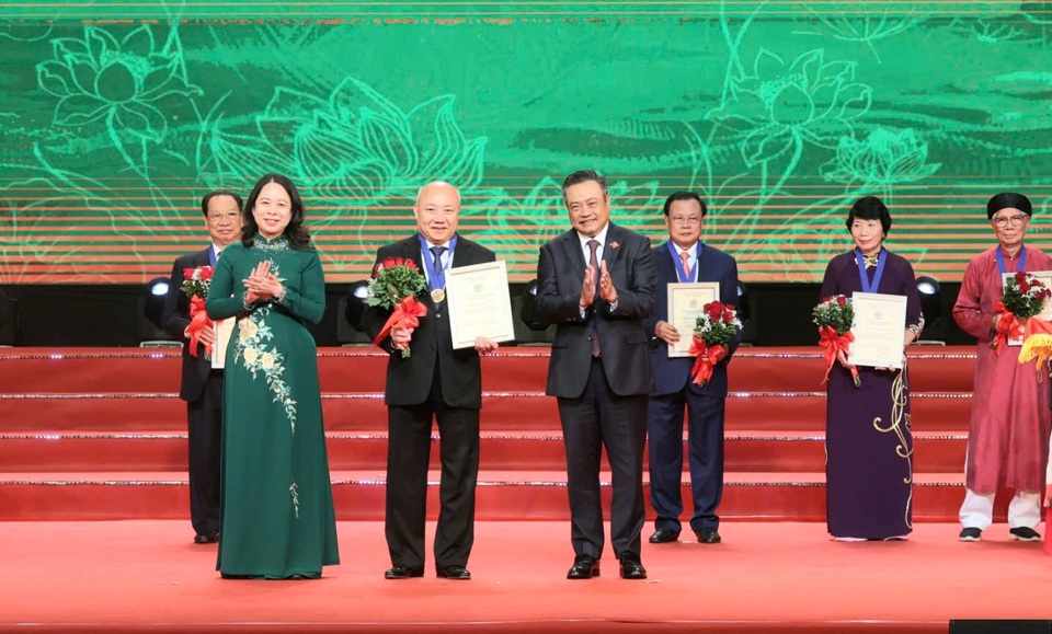 Phó Chủ tịch nước Võ Thị Ánh Xuân và Chủ tịch UBND TP Hà Nội Trần Sỹ Thanh trao danh hiệu "Công dân Thủ đô ưu tú" năm 2024 tặng Phó Giáo sư, Tiến sỹ Y học, Bác sỹ cao cấp, Thầy thuốc Nhân dân Nguyễn Văn Thạch, nguyên Phó Giám đốc Bệnh viện Hữu nghị Việt Đức