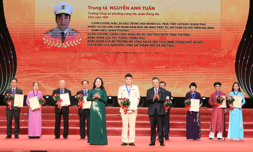 Phó Chủ tịch nước Võ Thị Ánh Xuân và Chủ tịch UBND TP Hà Nội Trần Sỹ Thanh trao danh hiệu "Công dân Thủ đô ưu tú" năm 2024 tặng Trung tá Nguyễn Anh Tuấn, Trưởng Công an phường Láng Hạ