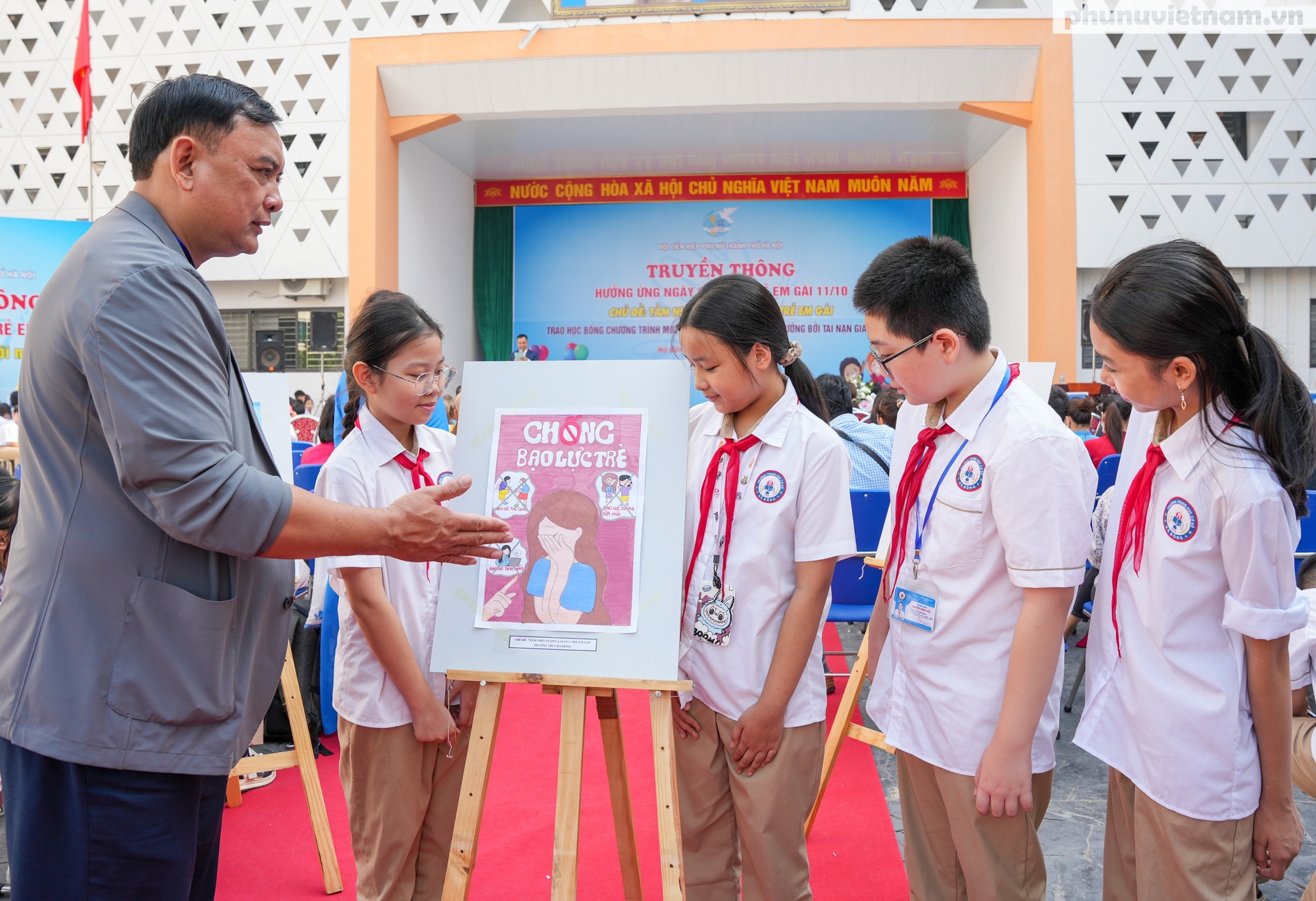 Học sinh Hà Nội phòng, chống bạo lực, xâm hại trẻ em gái thông qua tranh vẽ- Ảnh 10. Học sinh Hà Nội phòng, chống bạo lực, xâm hại trẻ em gái thông qua tranh vẽ- Ảnh 10.