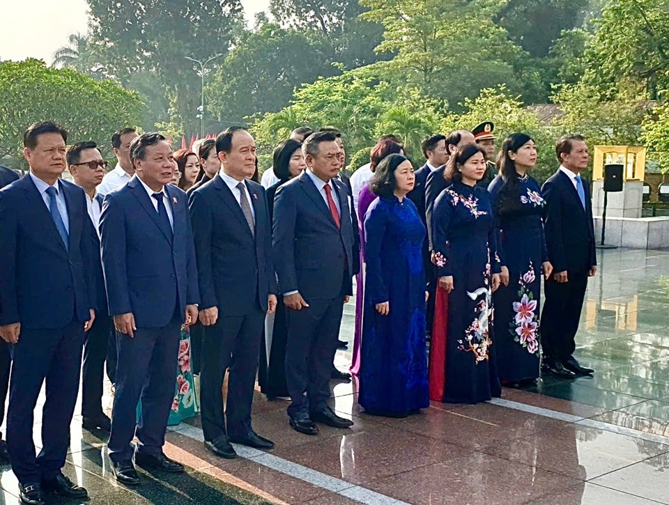 Đoàn đại biểu TP Hà Nội tưởng niệm các Anh hùng liệt sĩ.