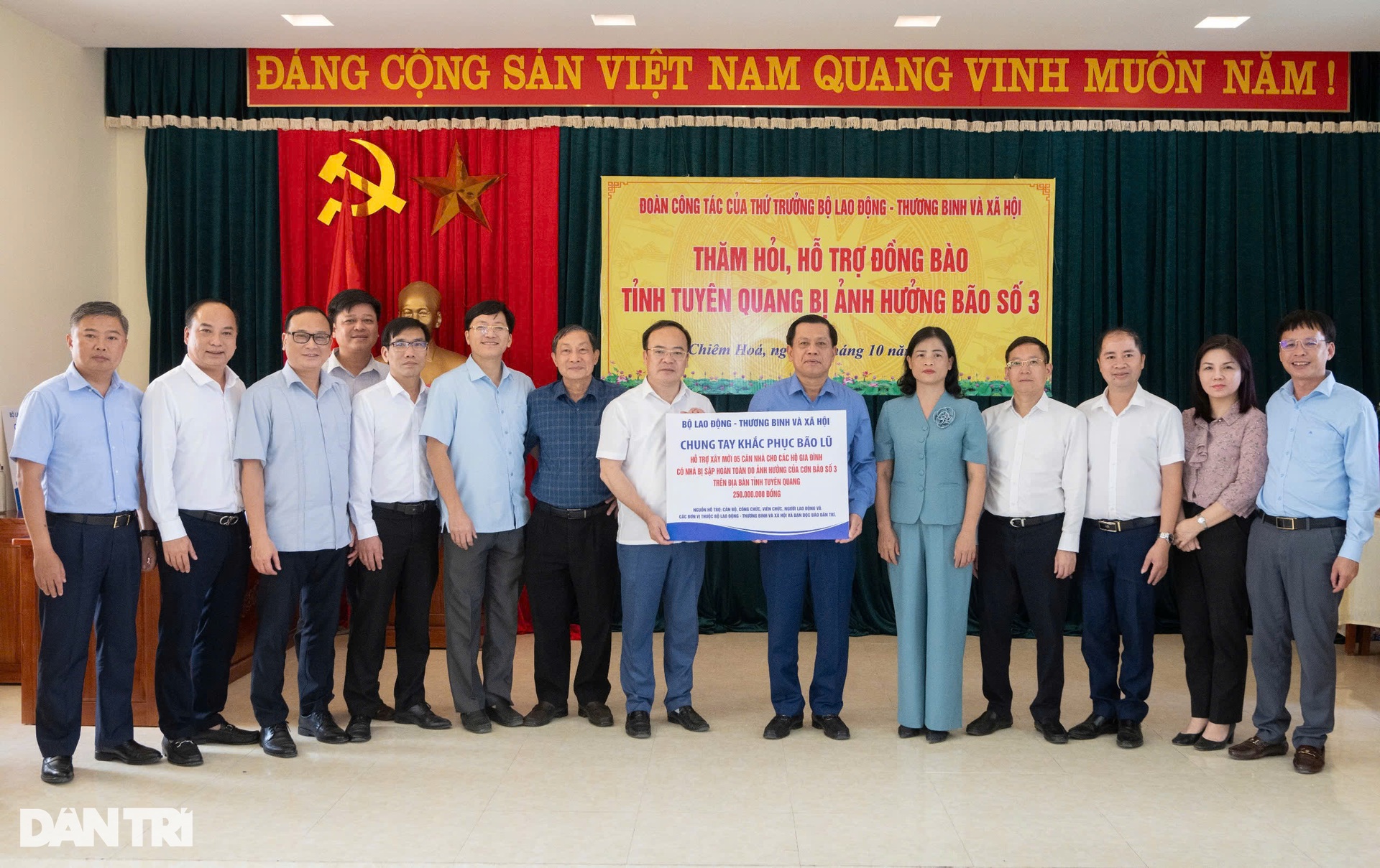 Thân nhân liệt sĩ mất nhà do bão rưng rưng khi sẽ có nhà mới đón Tết - 8 Thân nhân liệt sĩ mất nhà do bão rưng rưng khi sẽ có nhà mới đón Tết - 8