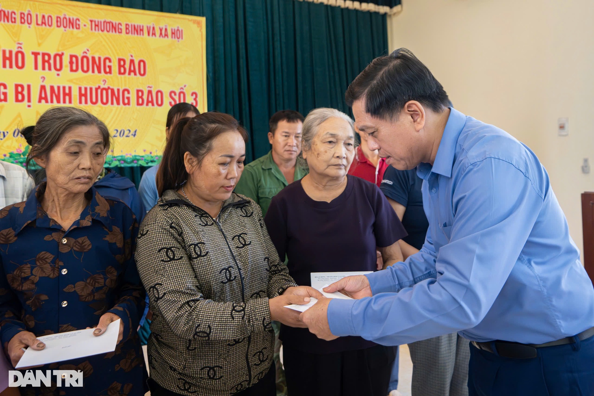Thân nhân liệt sĩ mất nhà do bão rưng rưng khi sẽ có nhà mới đón Tết - 9 Thân nhân liệt sĩ mất nhà do bão rưng rưng khi sẽ có nhà mới đón Tết - 9