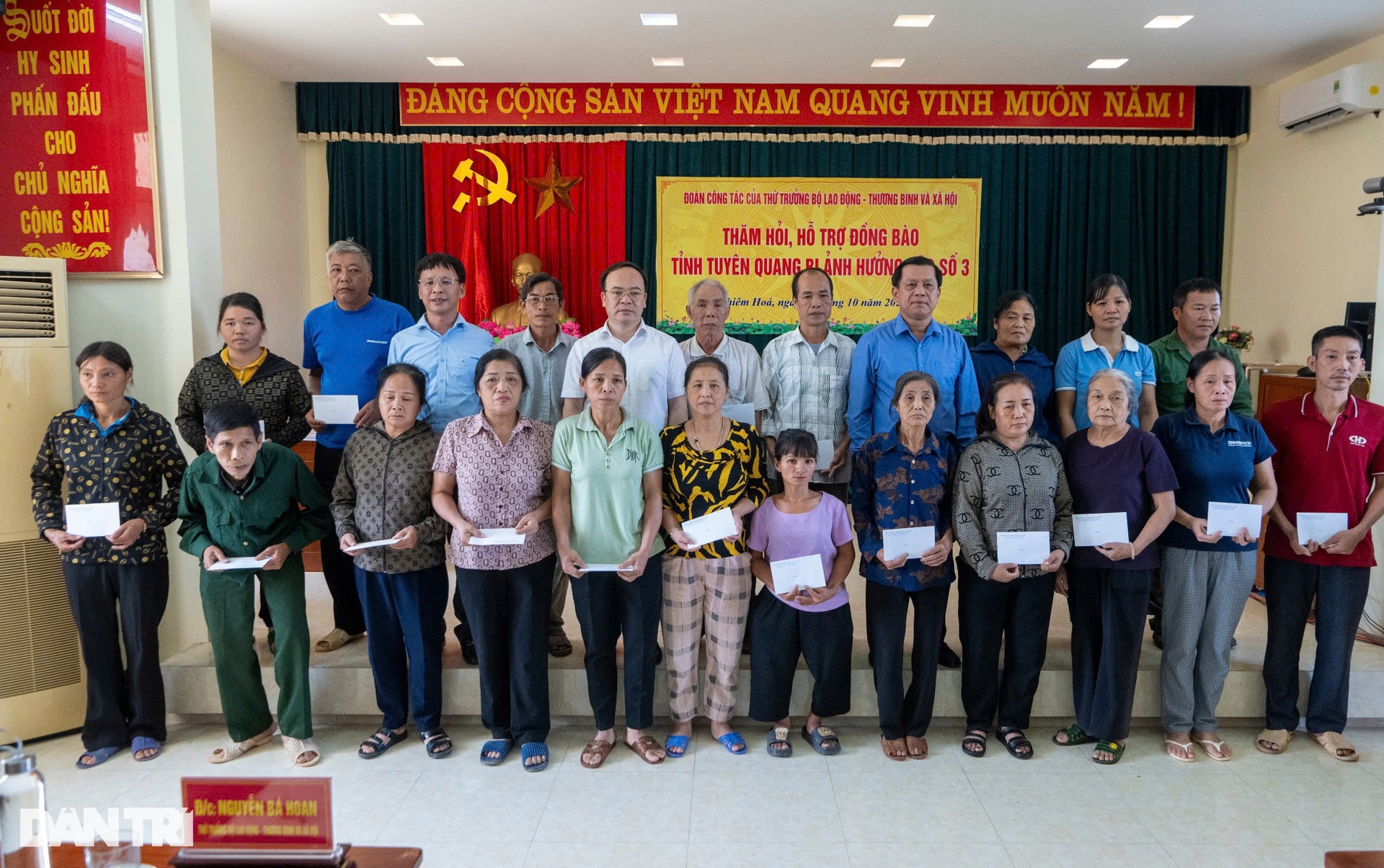 Thân nhân liệt sĩ mất nhà do bão rưng rưng khi sẽ có nhà mới đón Tết - 10 Thân nhân liệt sĩ mất nhà do bão rưng rưng khi sẽ có nhà mới đón Tết - 10