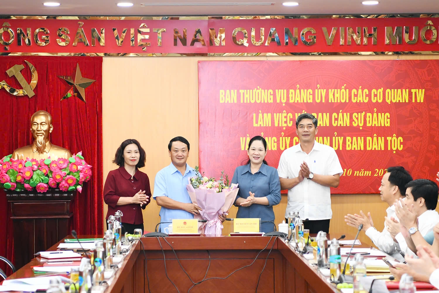 Ban Cán sự Đảng UBDT tặng hoa chúc mừng đồng chí Hầu A Lềnh Ban Cán sự Đảng UBDT tặng hoa chúc mừng đồng chí Hầu A Lềnh