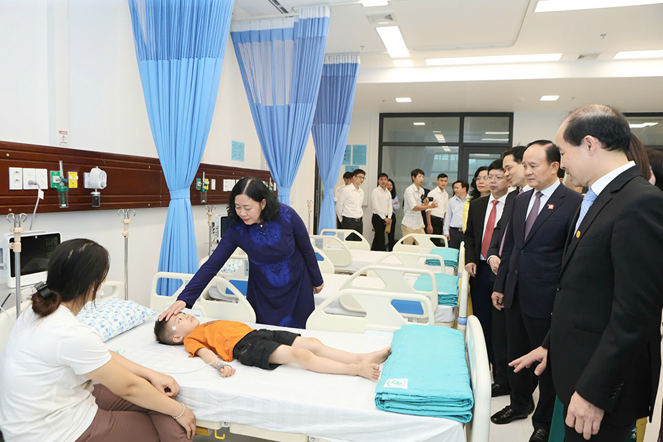 Bí thư Thành ủy Hà Nội Bùi Thị Minh Hoài thăm hỏi bệnh nhi điều trị tại Bệnh viện Nhi Hà Nội.