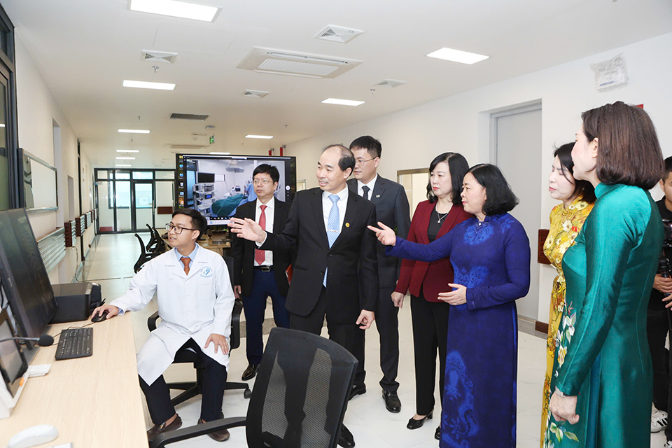 Bí thư Thành ủy Hà Nội Bùi Thị Minh Hoài và các đại biểu tham quan Bệnh viện Nhi Hà Nội.
