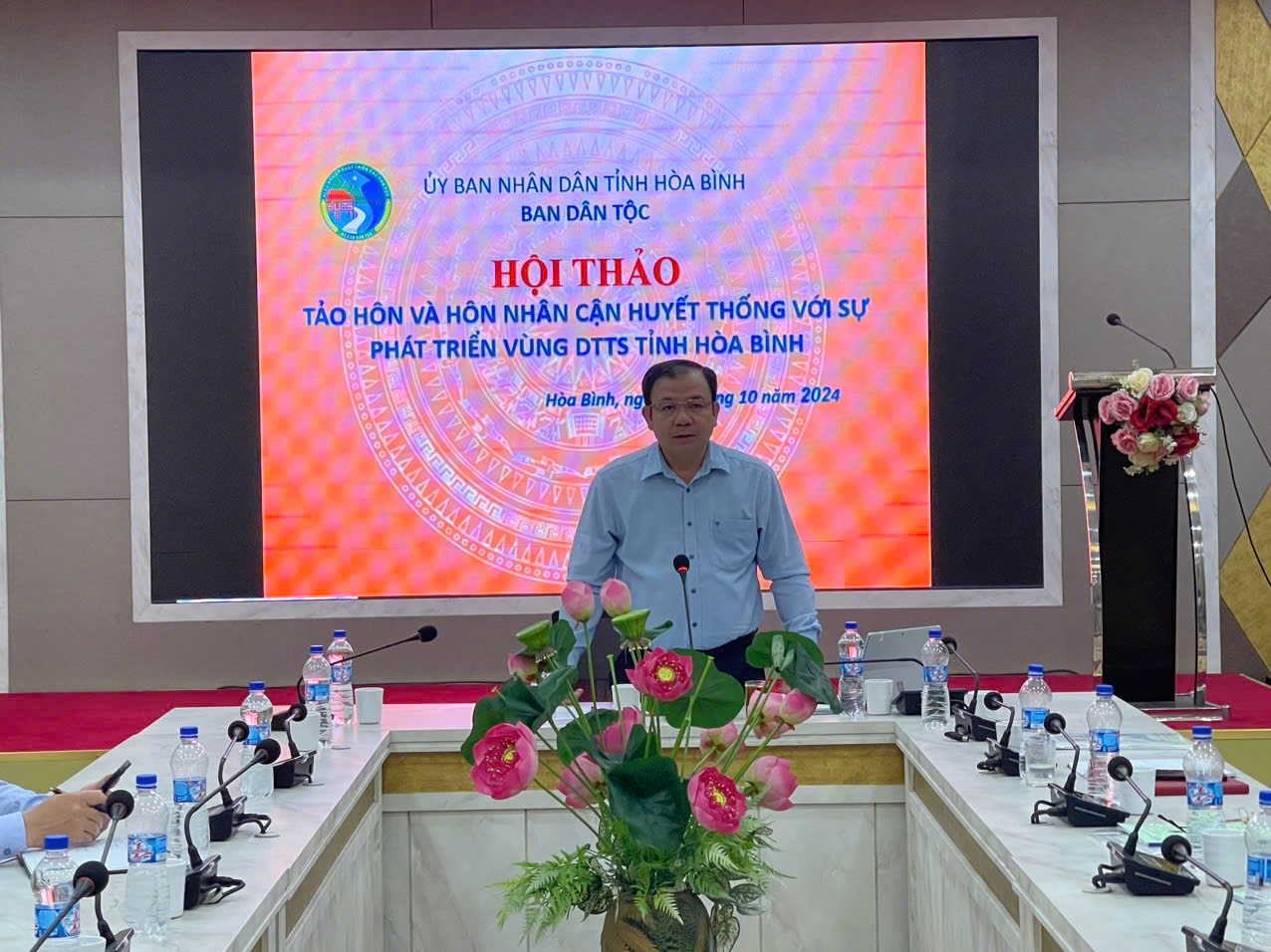 Ông Hà Văn Di, Tỉnh ủy viên, Trưởng Ban Dân tộc tỉnh chủ trì hội thảo Ông Hà Văn Di, Tỉnh ủy viên, Trưởng Ban Dân tộc tỉnh chủ trì hội thảo