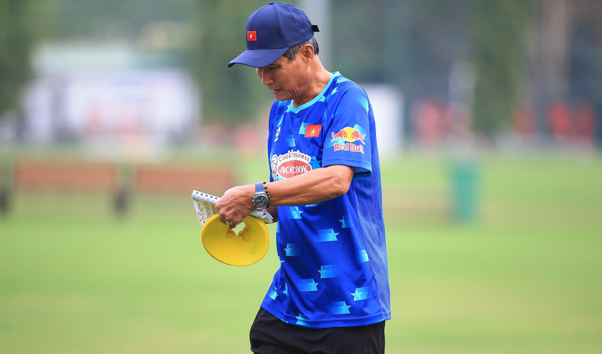 HLV Mai Đức Chung được xét tặng danh hiệu Anh hùng Lao động: 'Tôi rất phấn khởi...'- Ảnh 3. HLV Mai Đức Chung được xét tặng danh hiệu Anh hùng Lao động: 'Tôi rất phấn khởi...'- Ảnh 3.