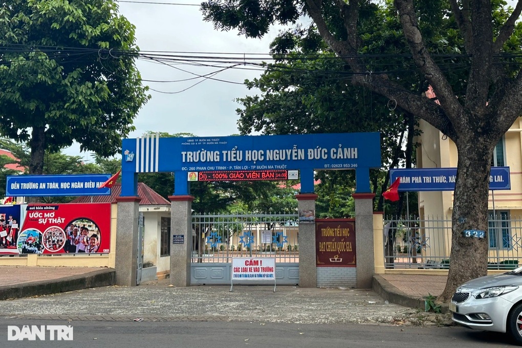 Vụ mùi lạ khiến cô giáo ngất xỉu: Nghi phát tán từ bãi rác tự phát - 1 Vụ mùi lạ khiến cô giáo ngất xỉu: Nghi phát tán từ bãi rác tự phát - 1