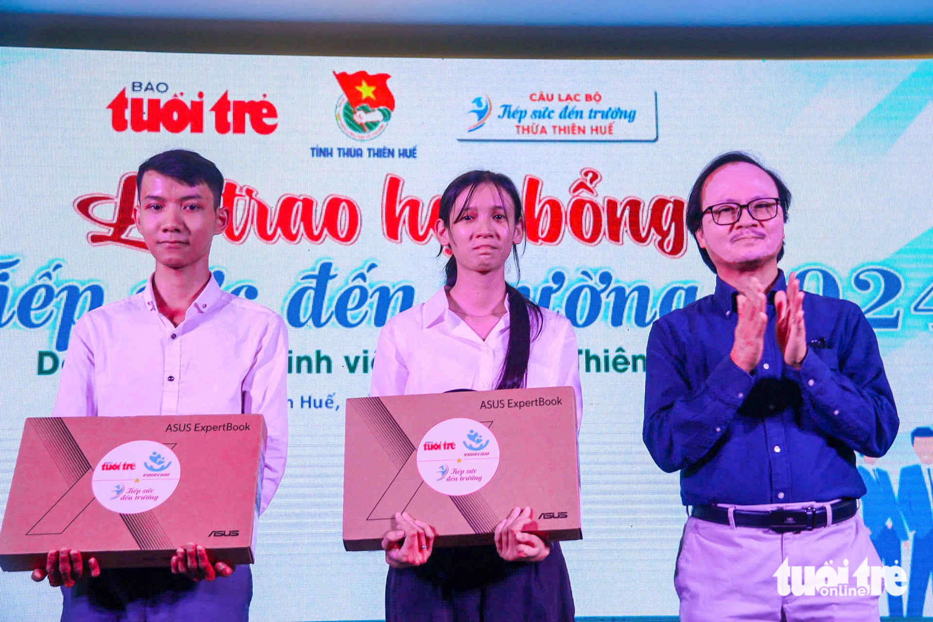 SV Huế, Quảng Ngãi được tiếp sức đến trường: Dù chưa từng được uống dòng sữa mẹ, tôi vẫn ráng học - Ảnh 25. SV Huế, Quảng Ngãi được tiếp sức đến trường: Dù chưa từng được uống dòng sữa mẹ, tôi vẫn ráng học - Ảnh 22.