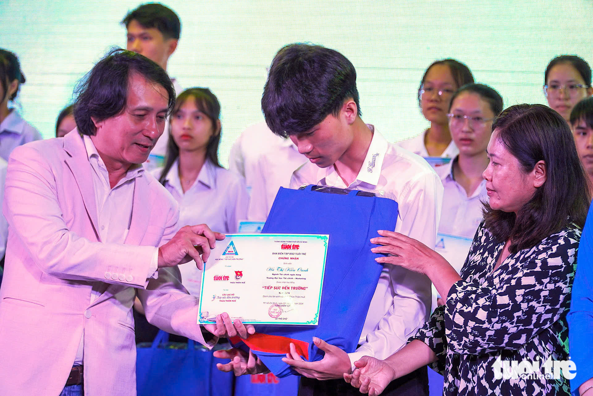 SV Huế, Quảng Ngãi được tiếp sức đến trường: Dù chưa từng được uống dòng sữa mẹ, tôi vẫn ráng học - Ảnh 26. SV Huế, Quảng Ngãi được tiếp sức đến trường: Dù chưa từng được uống dòng sữa mẹ, tôi vẫn ráng học - Ảnh 23.