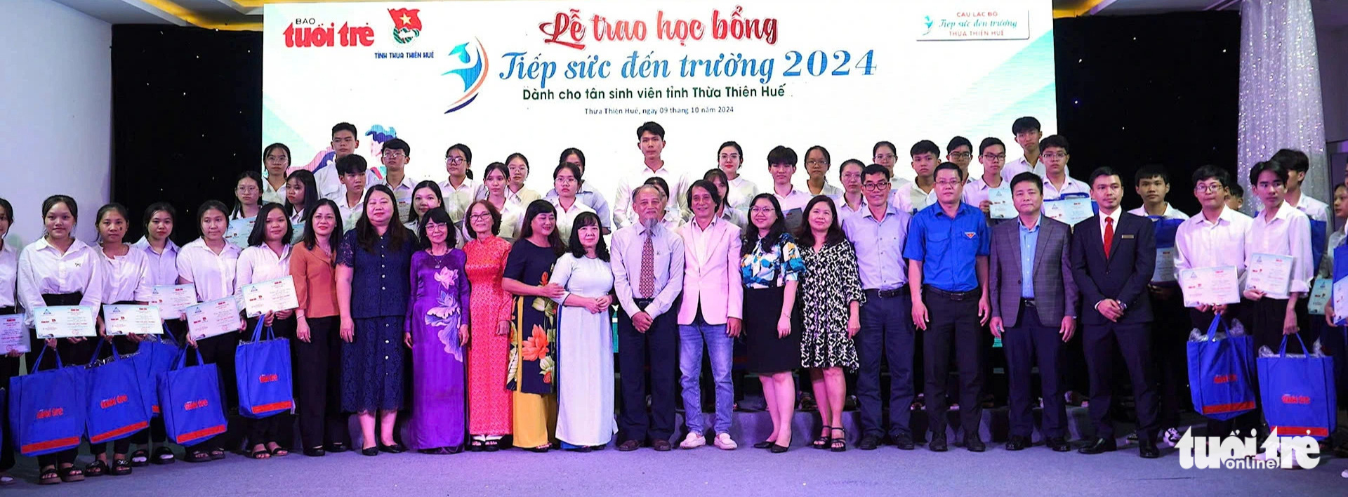 SV Huế, Quảng Ngãi được tiếp sức đến trường: Dù chưa từng được uống dòng sữa mẹ, tôi vẫn ráng học - Ảnh 28. SV Huế, Quảng Ngãi được tiếp sức đến trường: Dù chưa từng được uống dòng sữa mẹ, tôi vẫn ráng học - Ảnh 25.