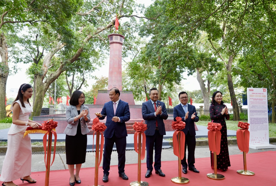 Các đại biểu cắt băng khai mạc triển lãm.