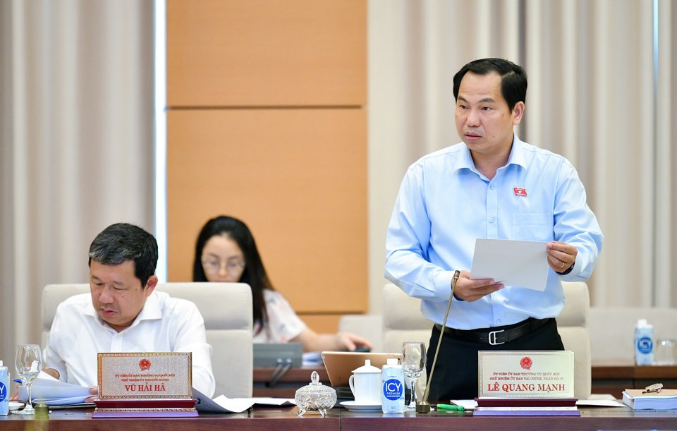 Chủ nhiệm Ủy ban Tài chính - Ngân sách của Quốc hội Lê Quang Mạnh báo cáo thẩm tra về dự án Luật. Ảnh: Quochoi.vn