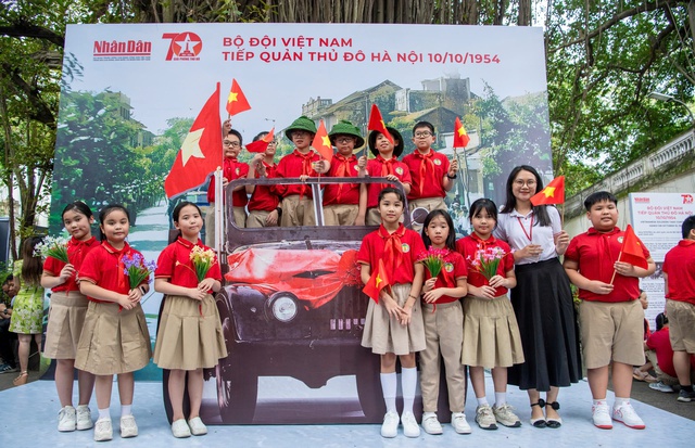 Báo Nhân Dân khai mạc triển lãm tương tác Cột cờ Hà Nội và giới thiệu phụ san đặc biệt dịp kỷ niệm 70 năm Ngày Giải phóng Thủ đô - Ảnh 4. Báo Nhân Dân khai mạc triển lãm tương tác Cột cờ Hà Nội và giới thiệu phụ san đặc biệt dịp kỷ niệm 70 năm Ngày Giải phóng Thủ đô - Ảnh 4.