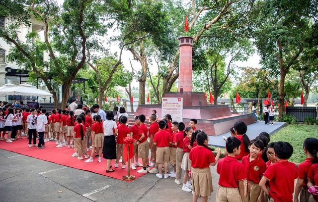 Báo Nhân Dân khai mạc triển lãm tương tác Cột cờ Hà Nội và giới thiệu phụ san đặc biệt dịp kỷ niệm 70 năm Ngày Giải phóng Thủ đô - Ảnh 5. Báo Nhân Dân khai mạc triển lãm tương tác Cột cờ Hà Nội và giới thiệu phụ san đặc biệt dịp kỷ niệm 70 năm Ngày Giải phóng Thủ đô - Ảnh 5.