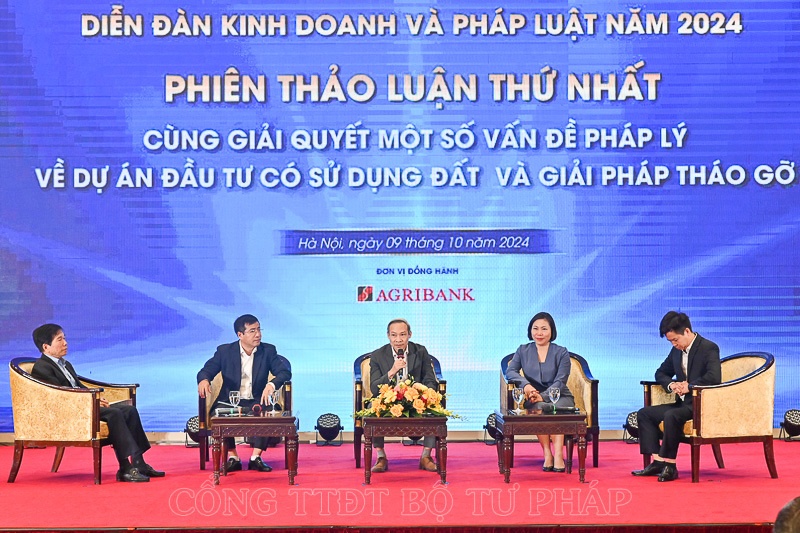 Thảo luận tại Diễn đàn Kinh doanh và Pháp luật. Ảnh: Cổng TTĐT Bộ Tư pháp